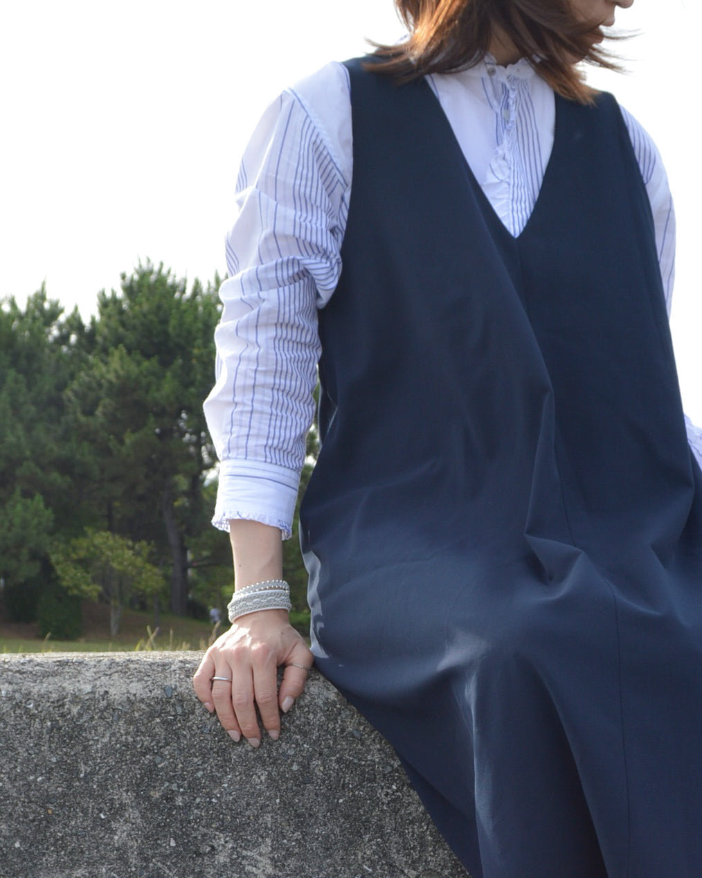 華奢な手元を叶える、ライトグレーの透かし編みブレス