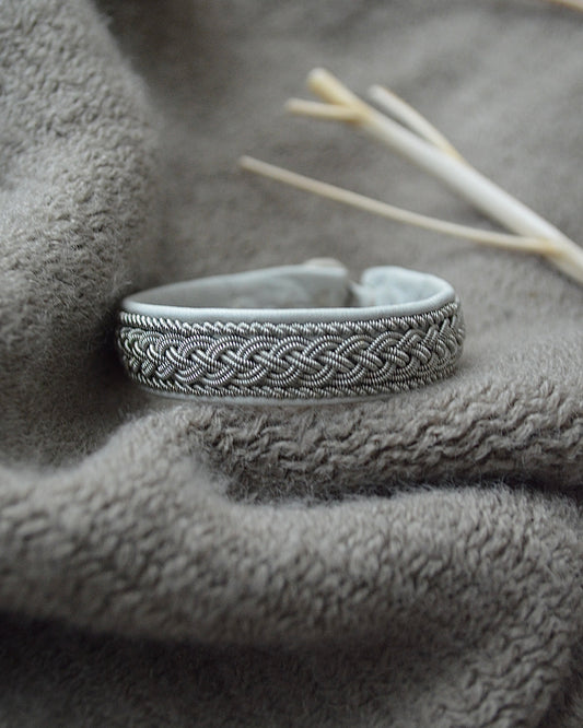 4つ編みが上品なホワイトのブレスレット