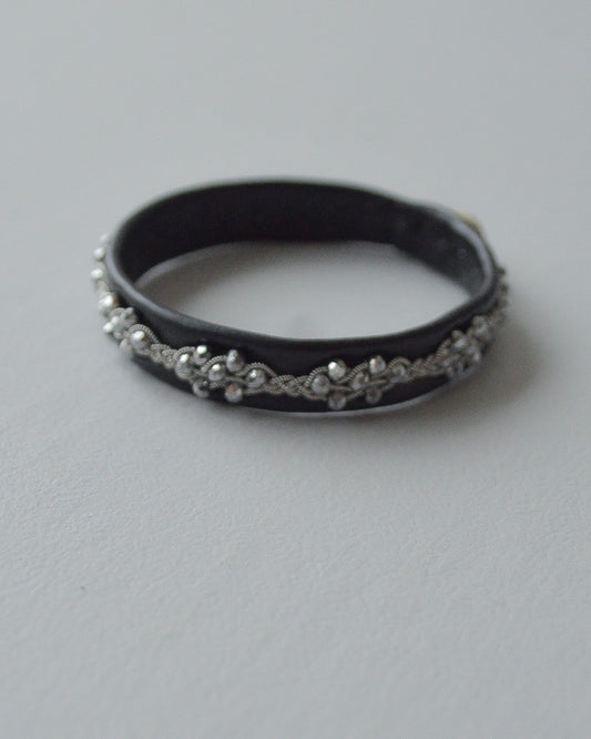 カットビーズが煌めくブラックブレスレット