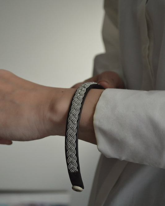 重厚で静かな光、ダークブラウンのブレスレット