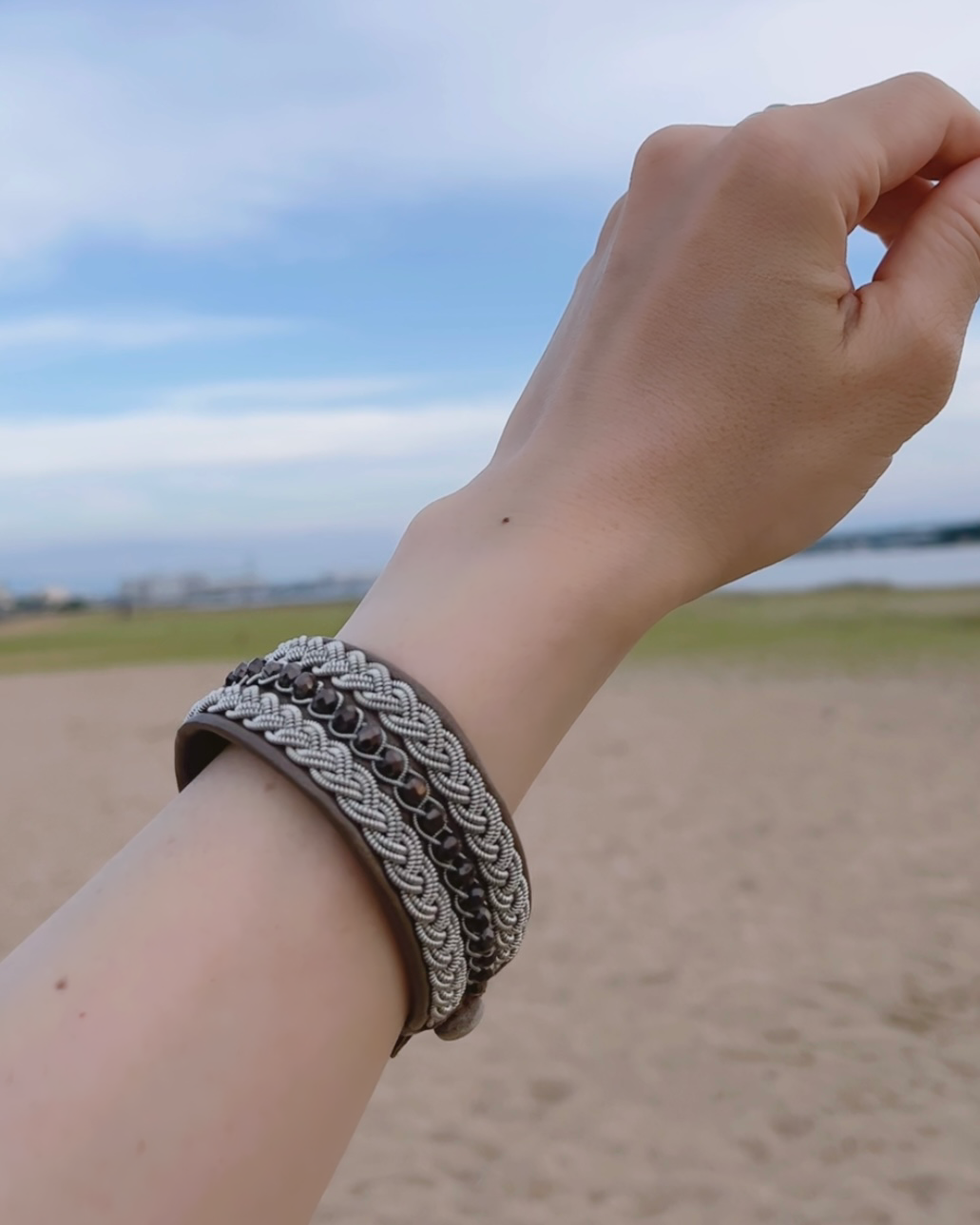 モカの深みとシルバーの輝きが上品なの大人のブレスレット