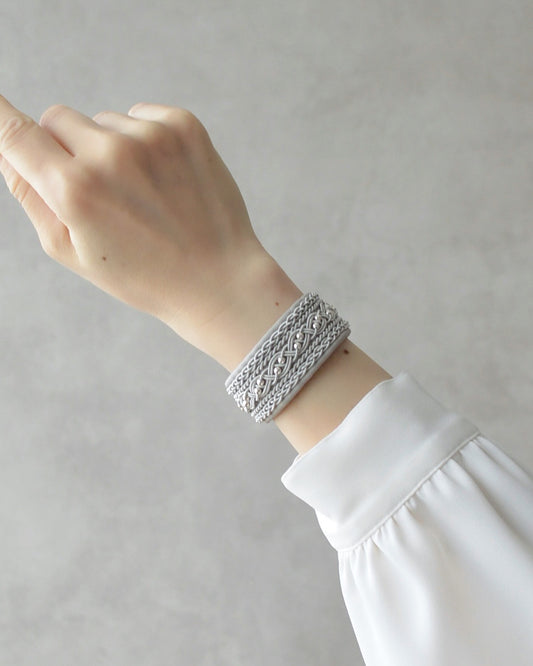 【在庫限り販売終了】レースの細工、5連刺繍のワイドブレスレット