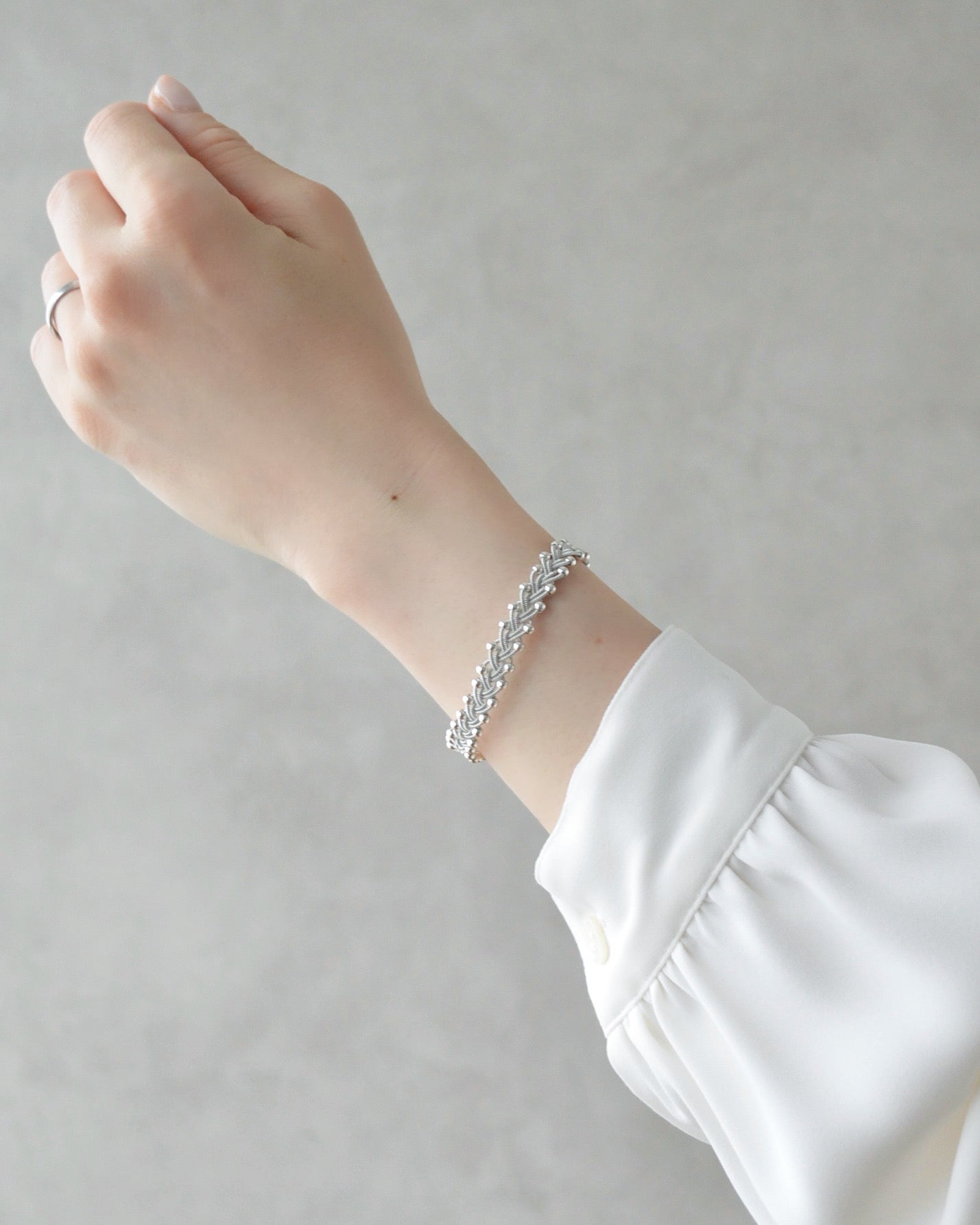 AINOA|細めブレスレット|ライトグレー|トナカイレザー|革製品