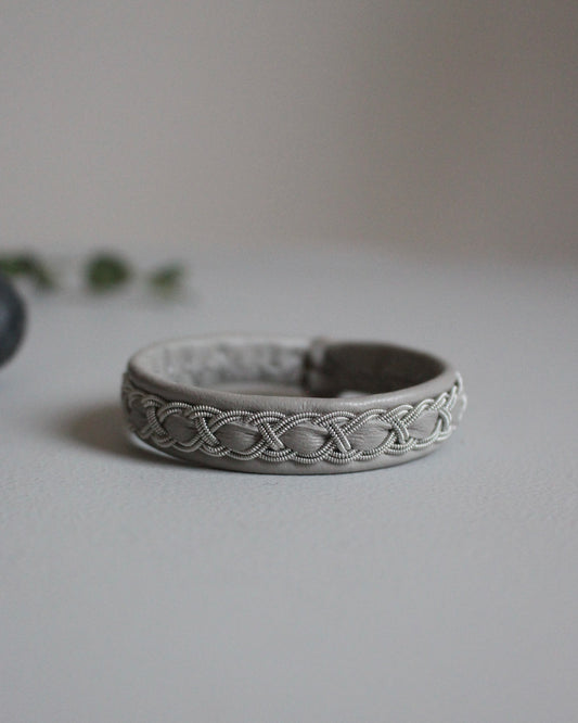 やさしくなじむライトグレーの細めブレス