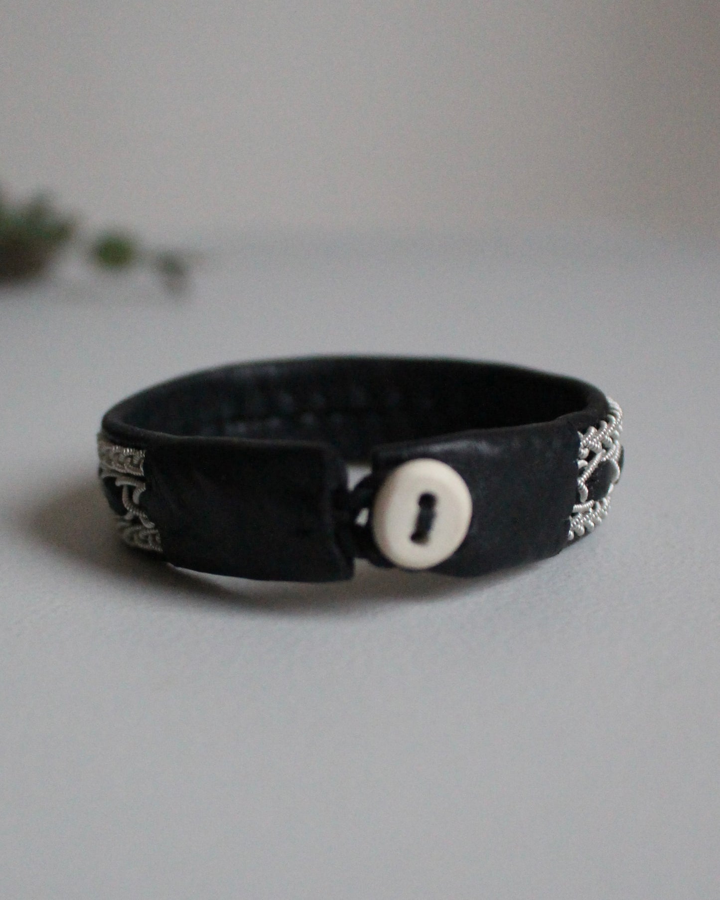 【即納】編み模様で整える、ブラックミドルブレス