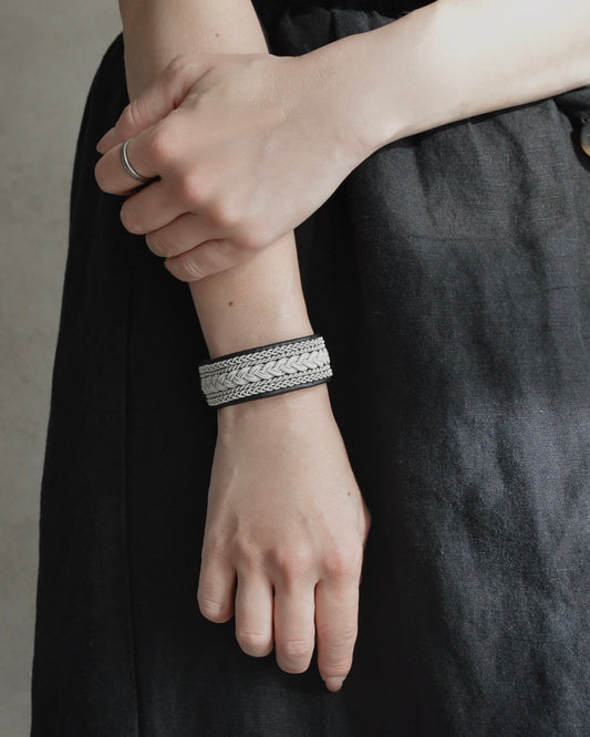 洗練されたモノトーンのワイドブレス|受注制作