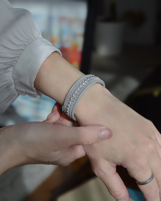 上品なシルバーラインのミドルブレス|受注制作