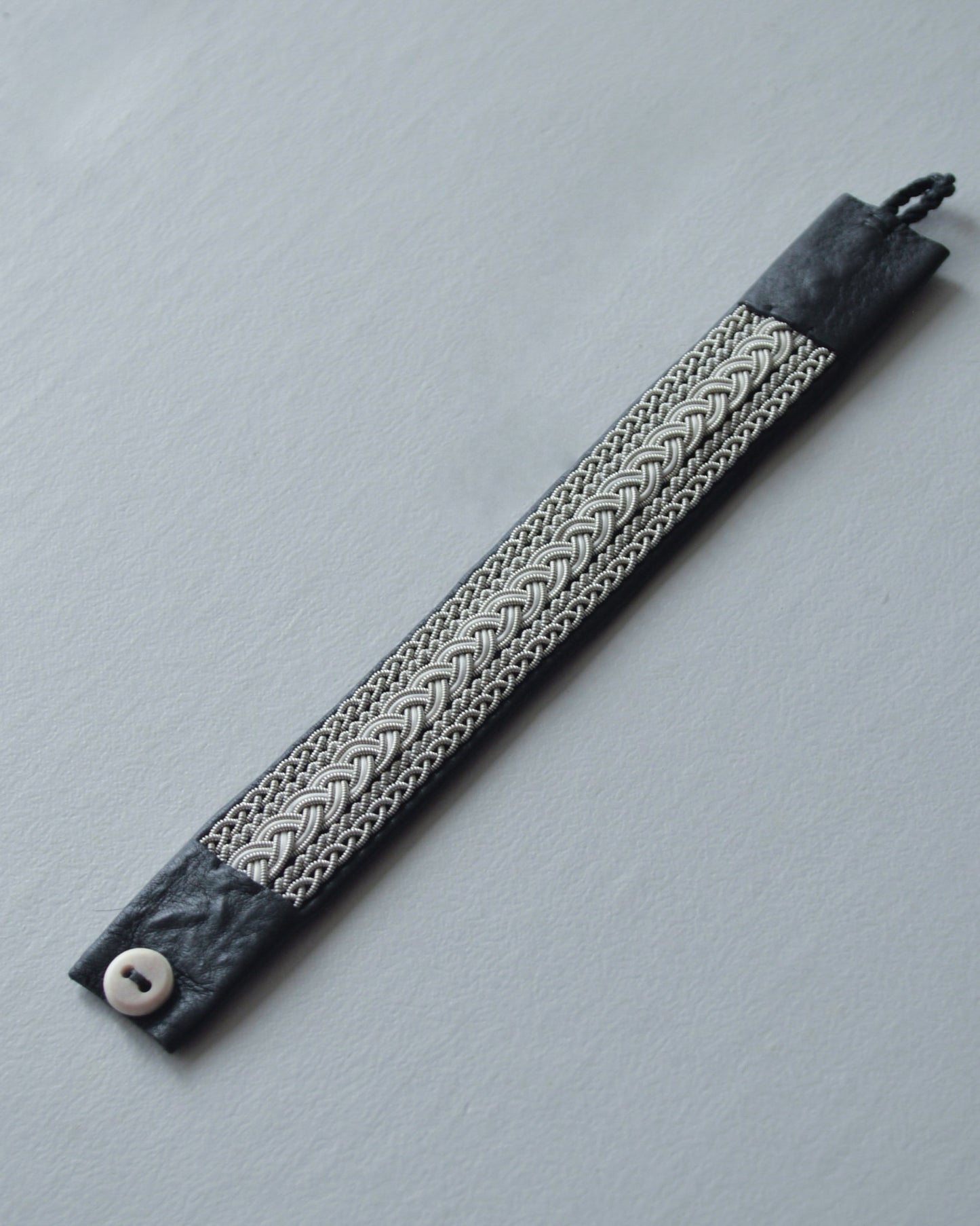 洗練されたモノトーンのワイドブレス|受注制作