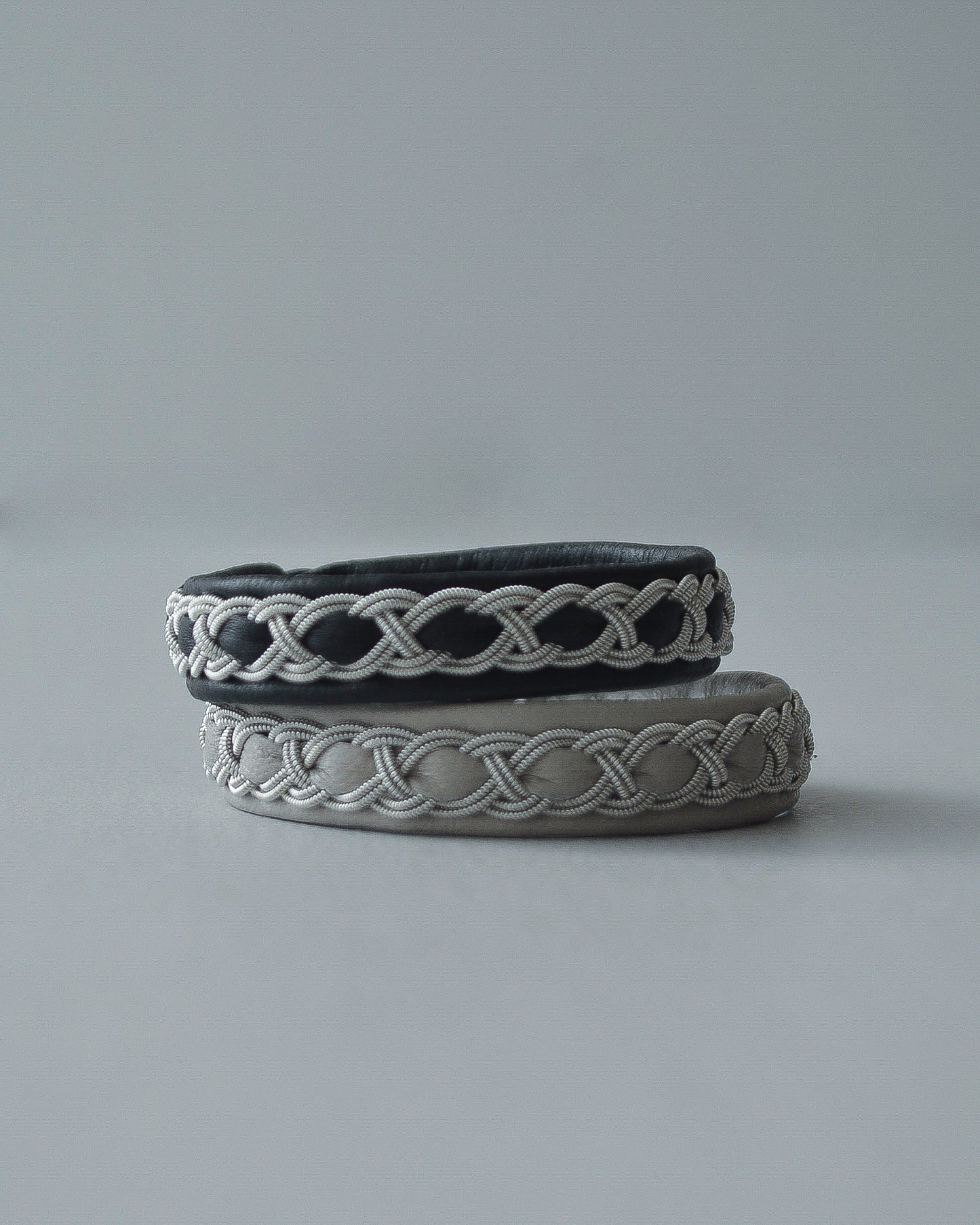 やさしくなじむライトグレーの細めブレス