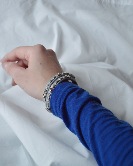 上品カジュアルな手元を演出するライトグレーの2連ブレス