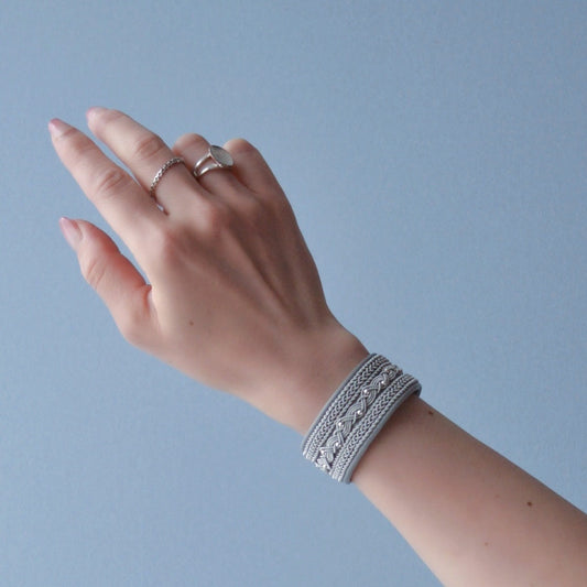 【受注制作】繊細な曲線美、7連刺繍のライトグレーのワイドブレスレット