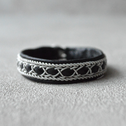 重ね着けしやすい、レザーのモチーフがナチュラルに見せる細めのブレスレット