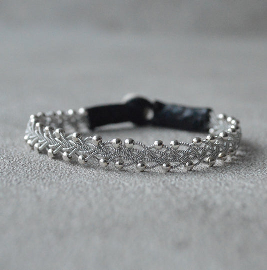 レースのような透かし編みモチーフが繊細で美しい、細めブレスレット