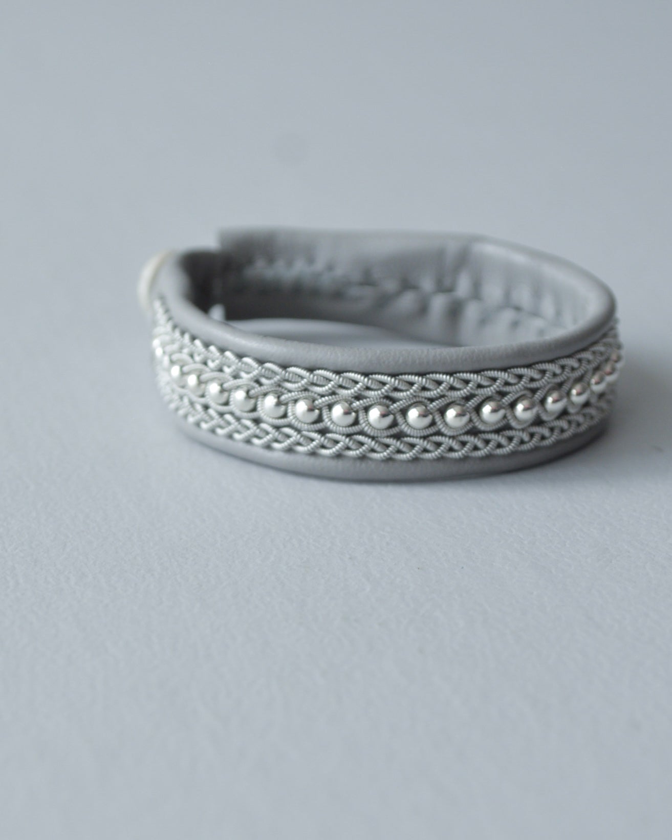 上品なシルバーラインのミドルブレス|受注制作