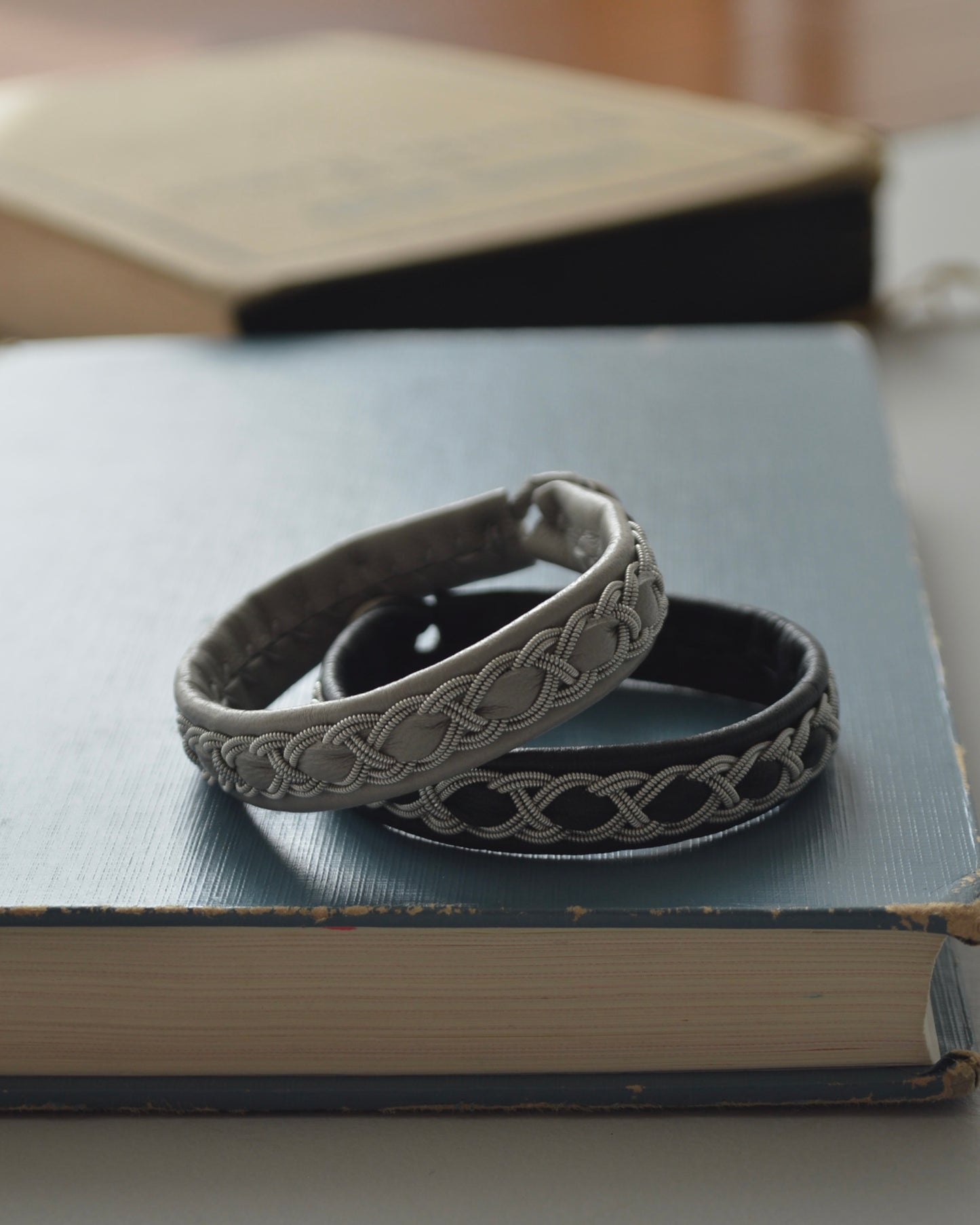 ブラックにやさしさを添えた細めブレス