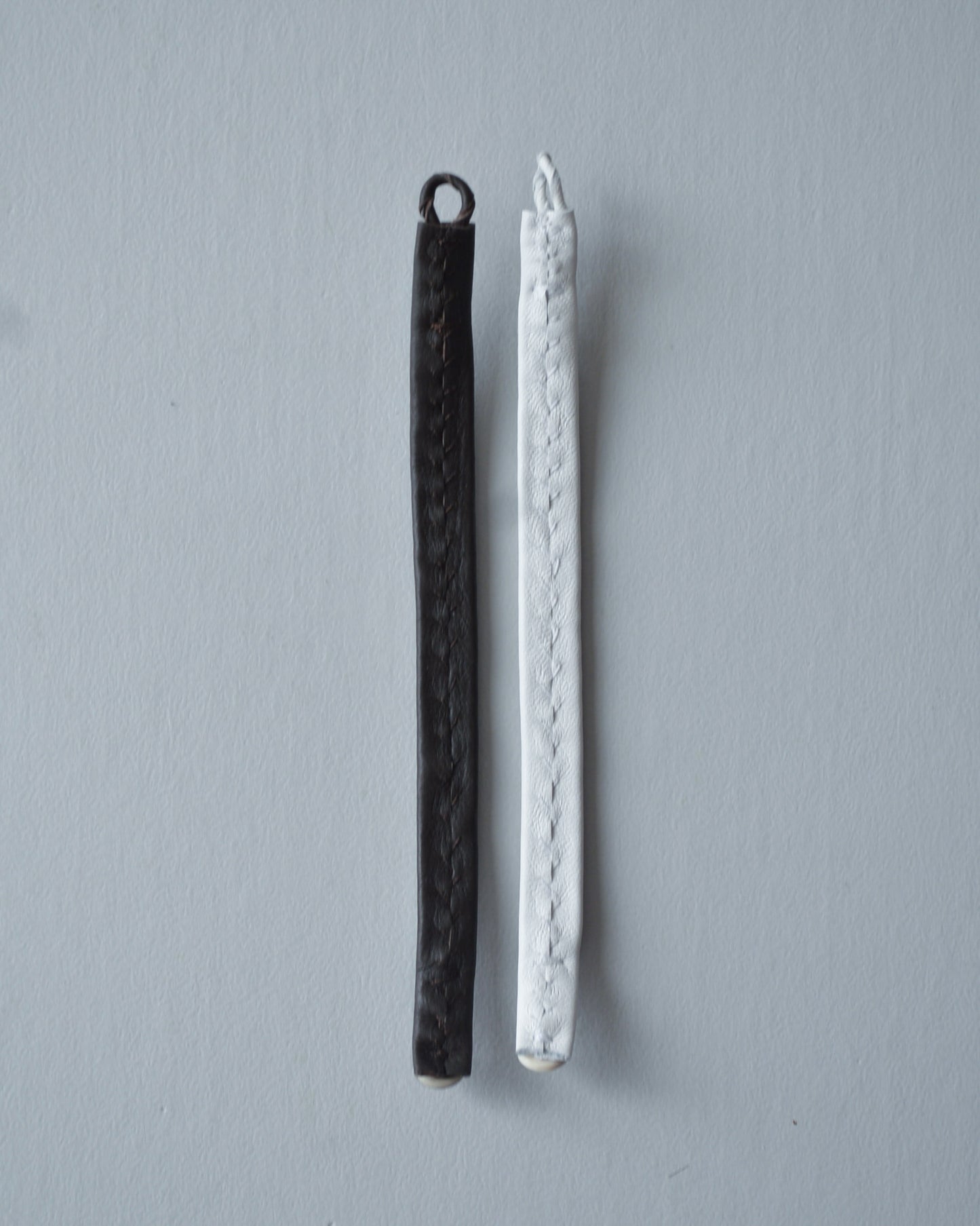 重厚で静かな光、ダークブラウンのブレスレット