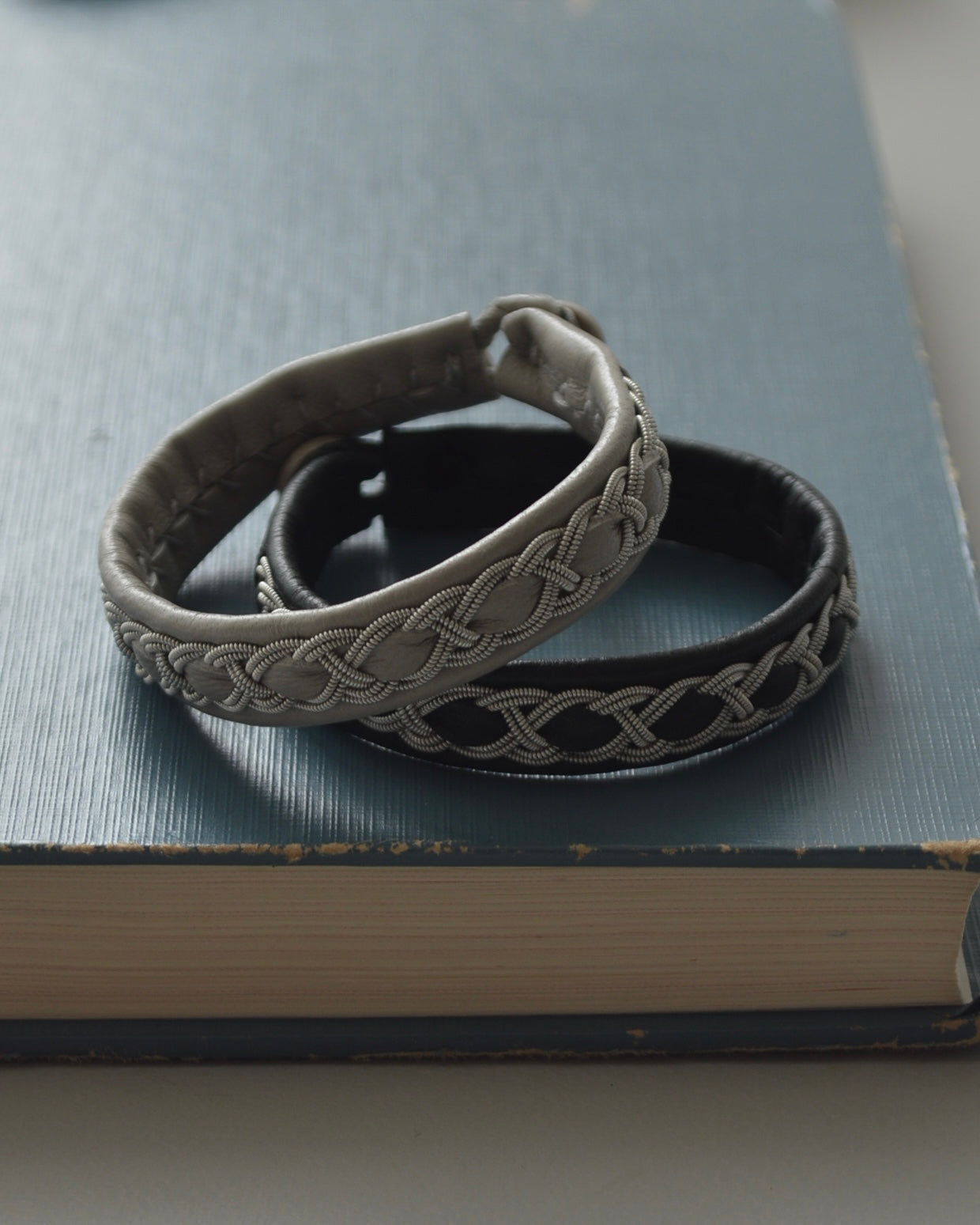 ブラックにやさしさを添えた細めブレス