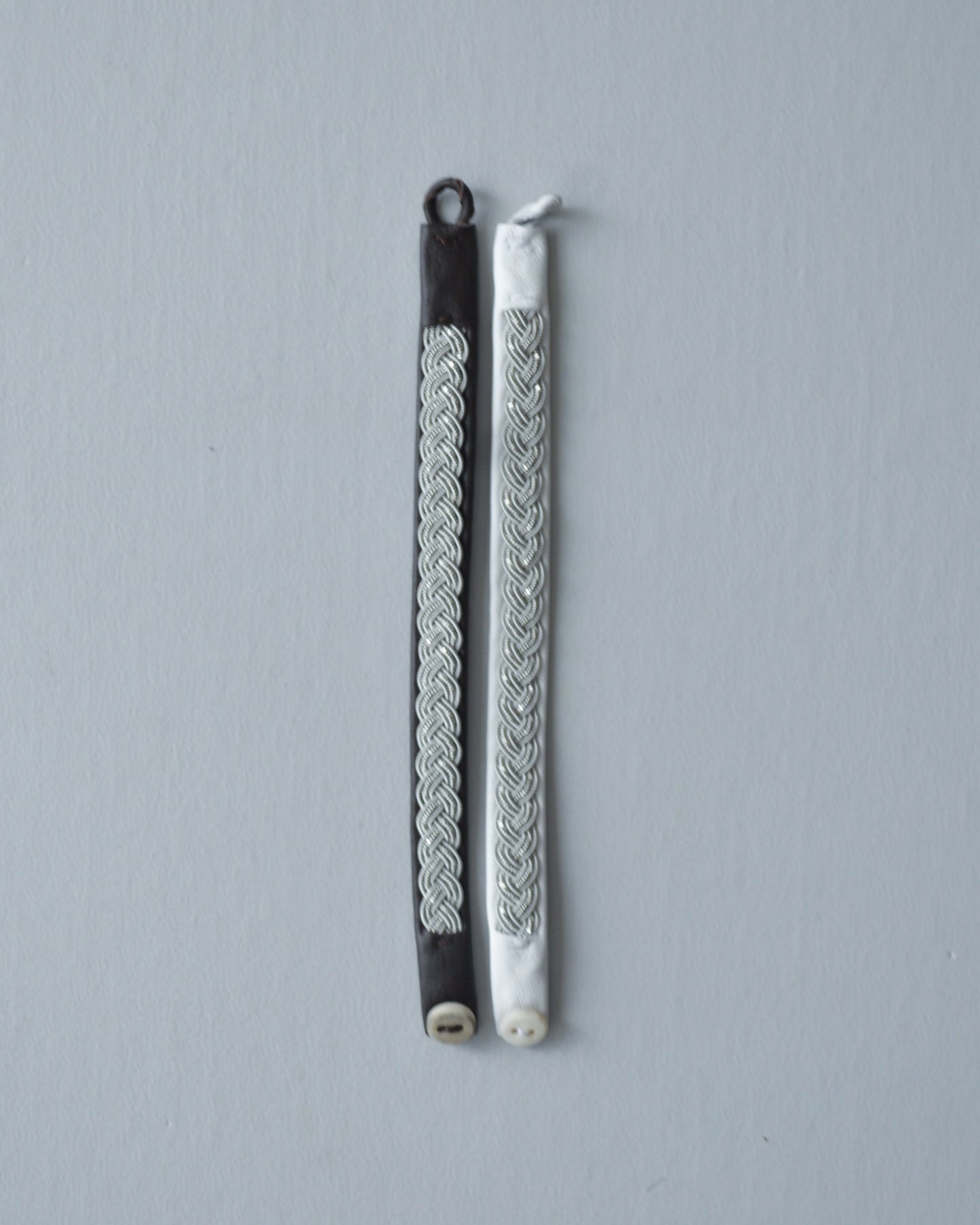 重厚で静かな光、ダークブラウンのブレスレット