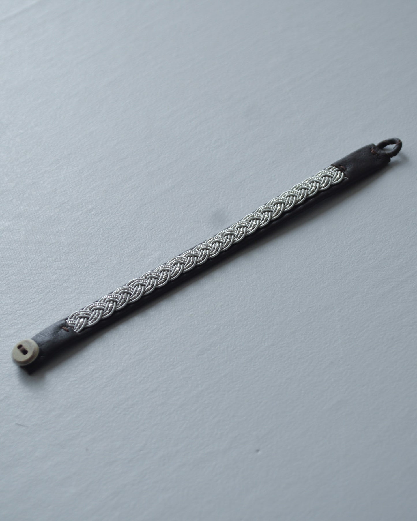 重厚で静かな光、ダークブラウンのブレスレット