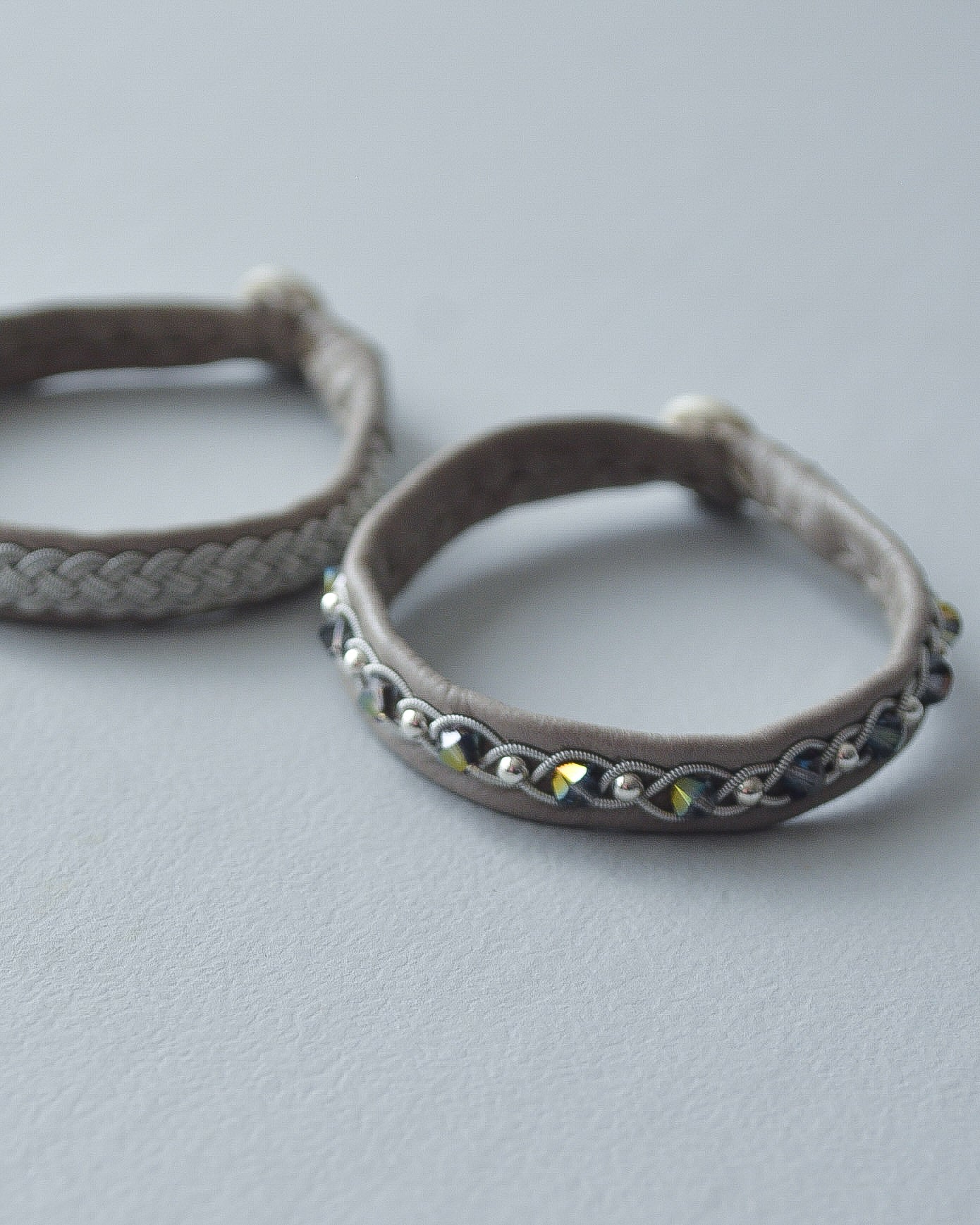 重ねてひとつ、2本仕立てのグレージュブレス|受注制作