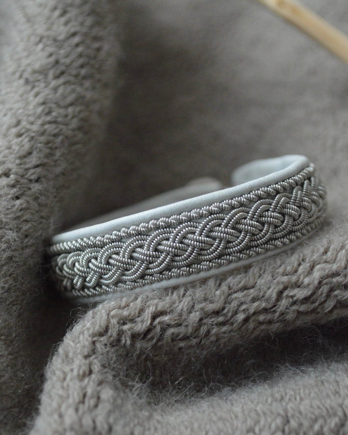 ４つ編みが上品なホワイトのブレスレット