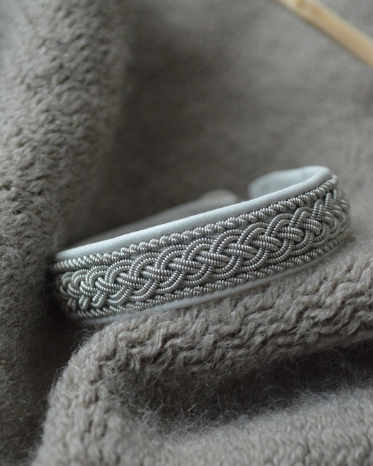 ４つ編みが上品なホワイトのブレスレット