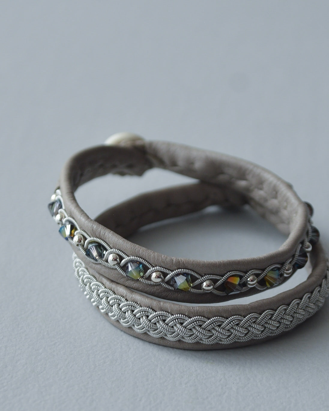 重ねてひとつ、2本仕立てのグレージュブレス|受注制作