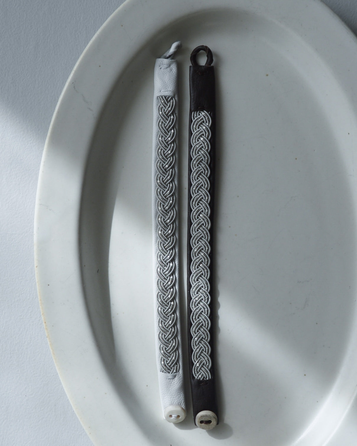 重厚で静かな光、ダークブラウンのブレスレット