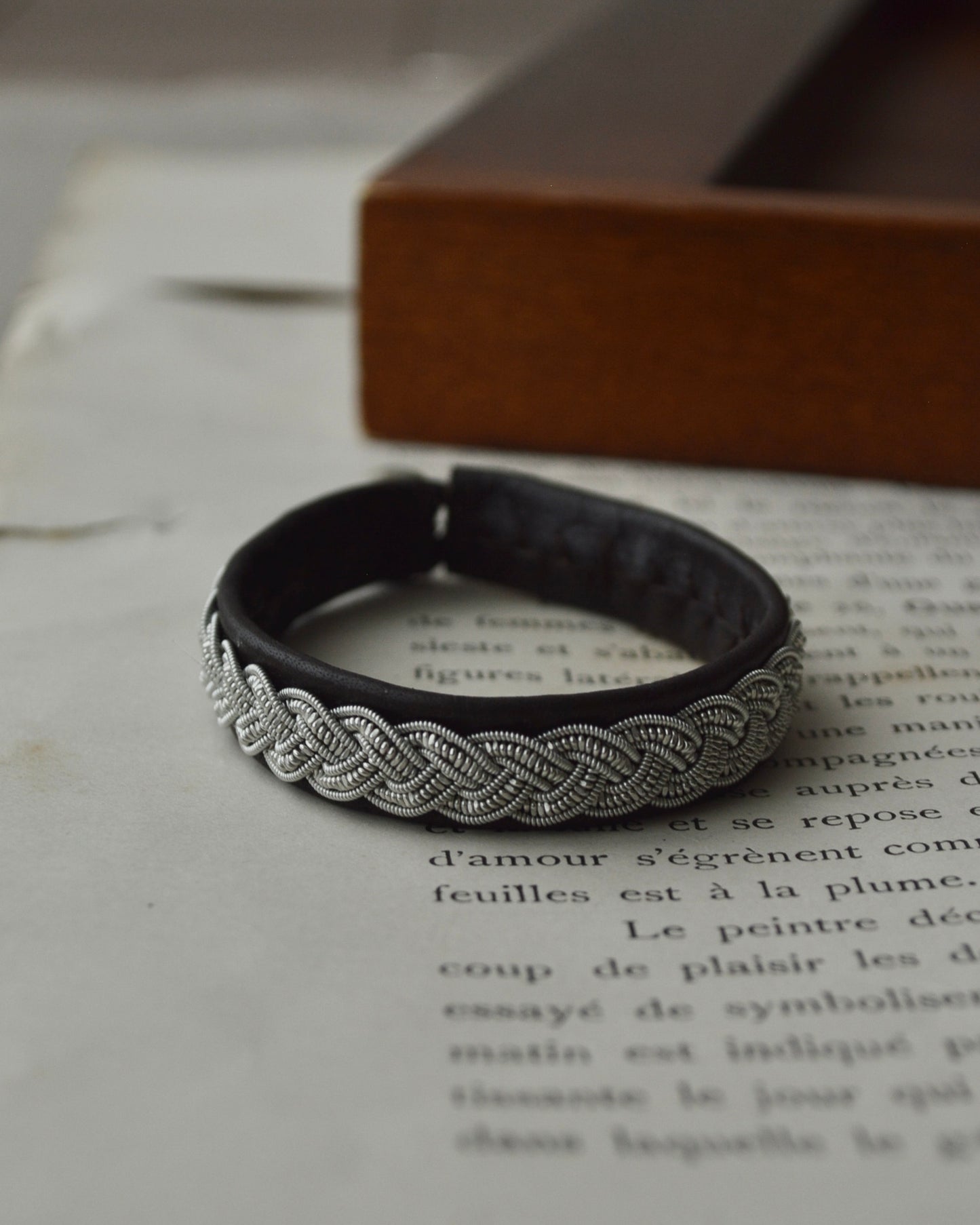 重厚で静かな光、ダークブラウンのブレスレット