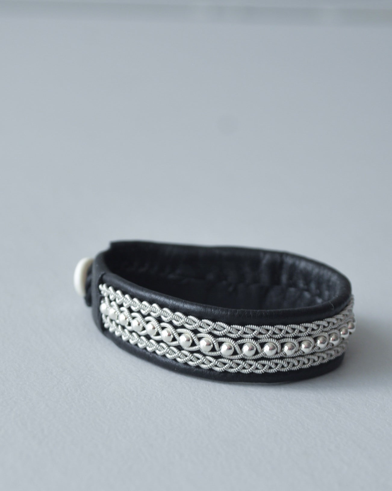 コントラストが引き締める、大人のブラックブレス|受注制作