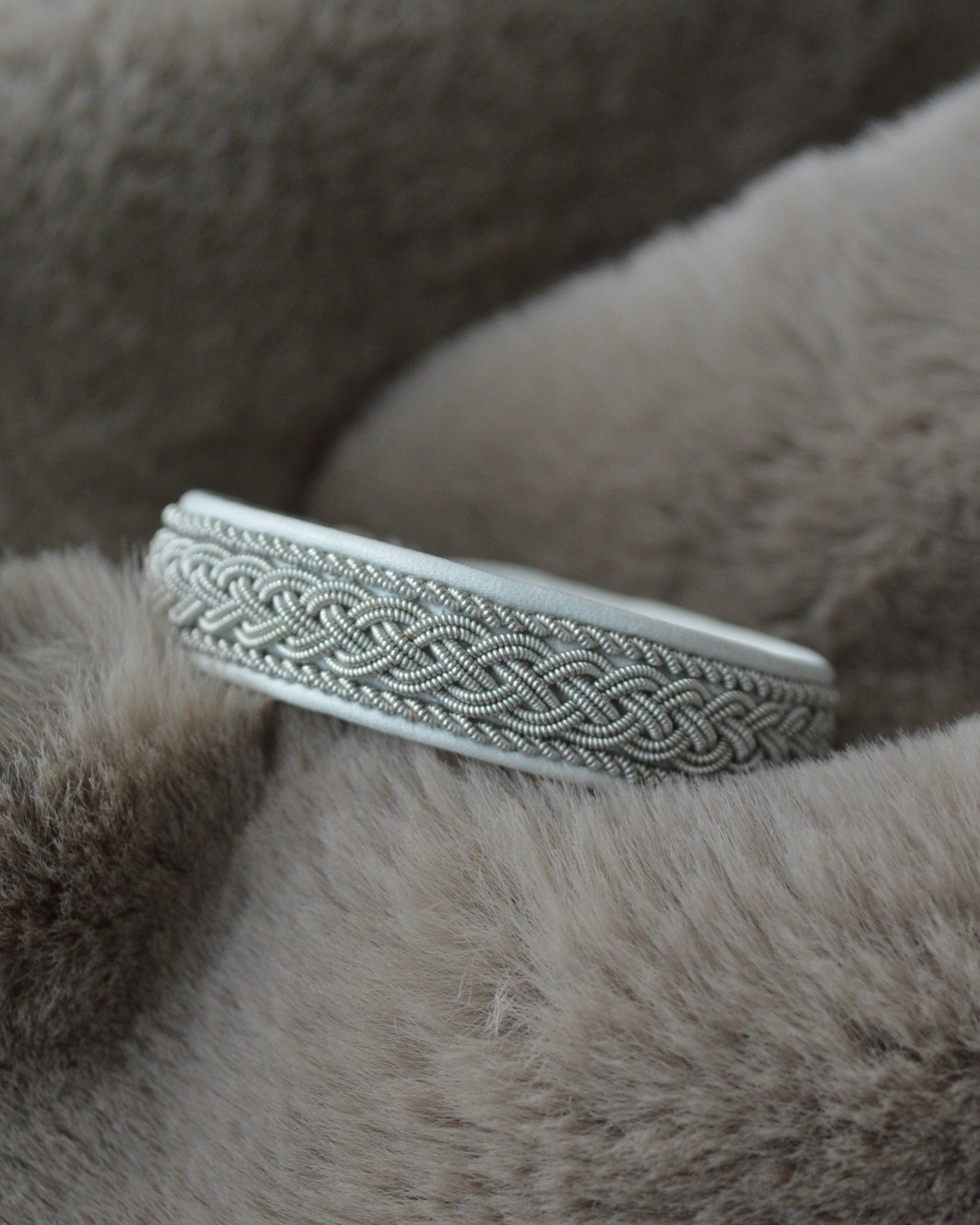 ４つ編みが上品なホワイトのブレスレット