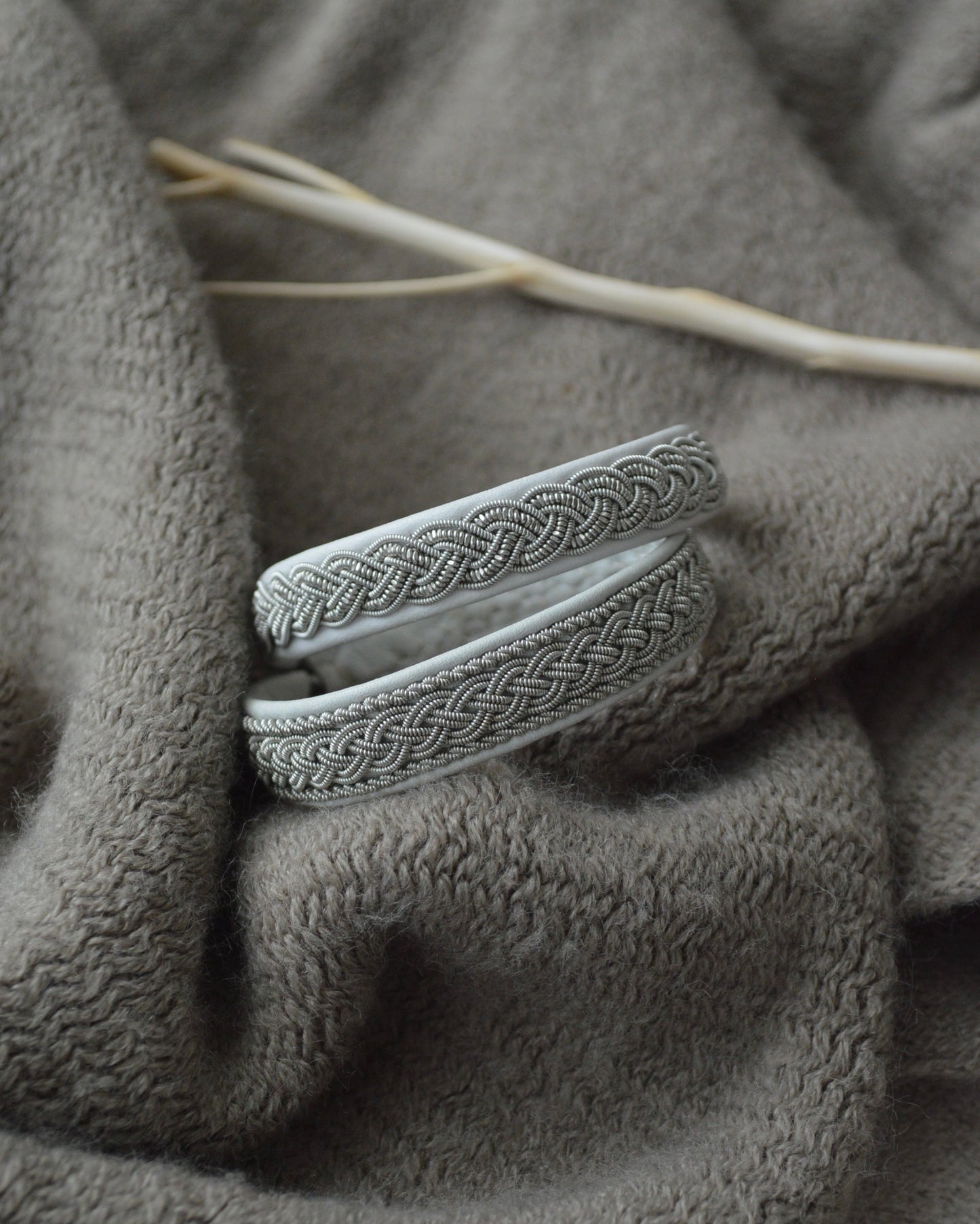 ４つ編みが上品なホワイトのブレスレット