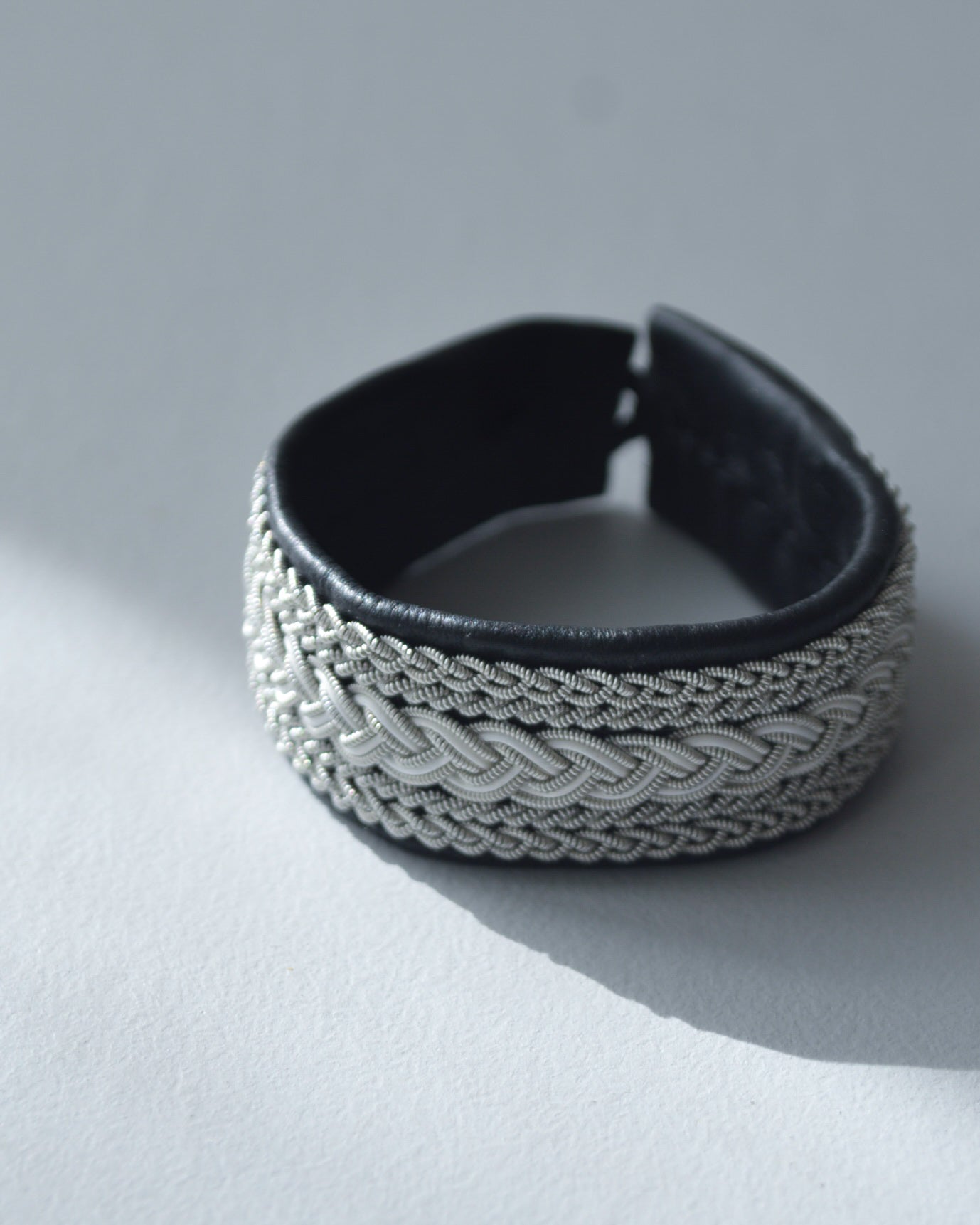 洗練されたモノトーンのワイドブレス｜受注制作