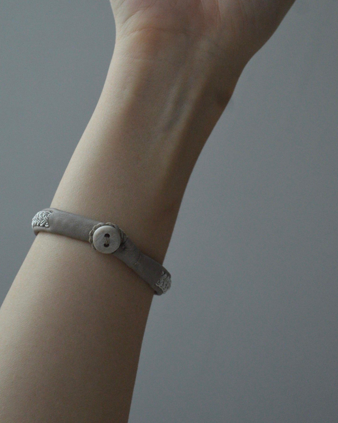 重ねてひとつ、2本仕立てのグレージュブレス|受注制作