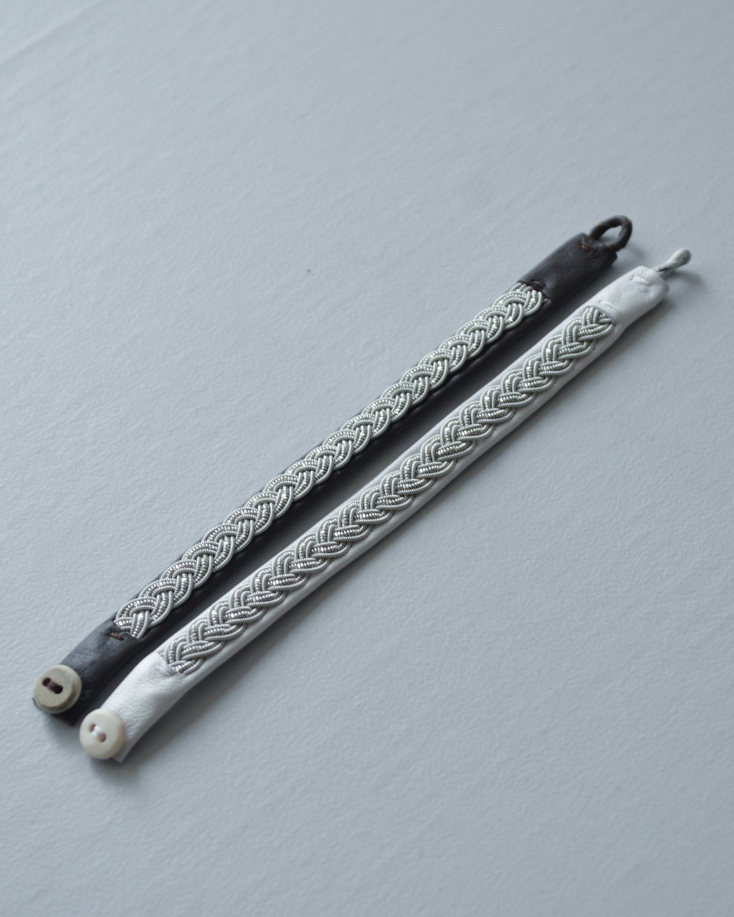 重厚で静かな光、ダークブラウンのブレスレット