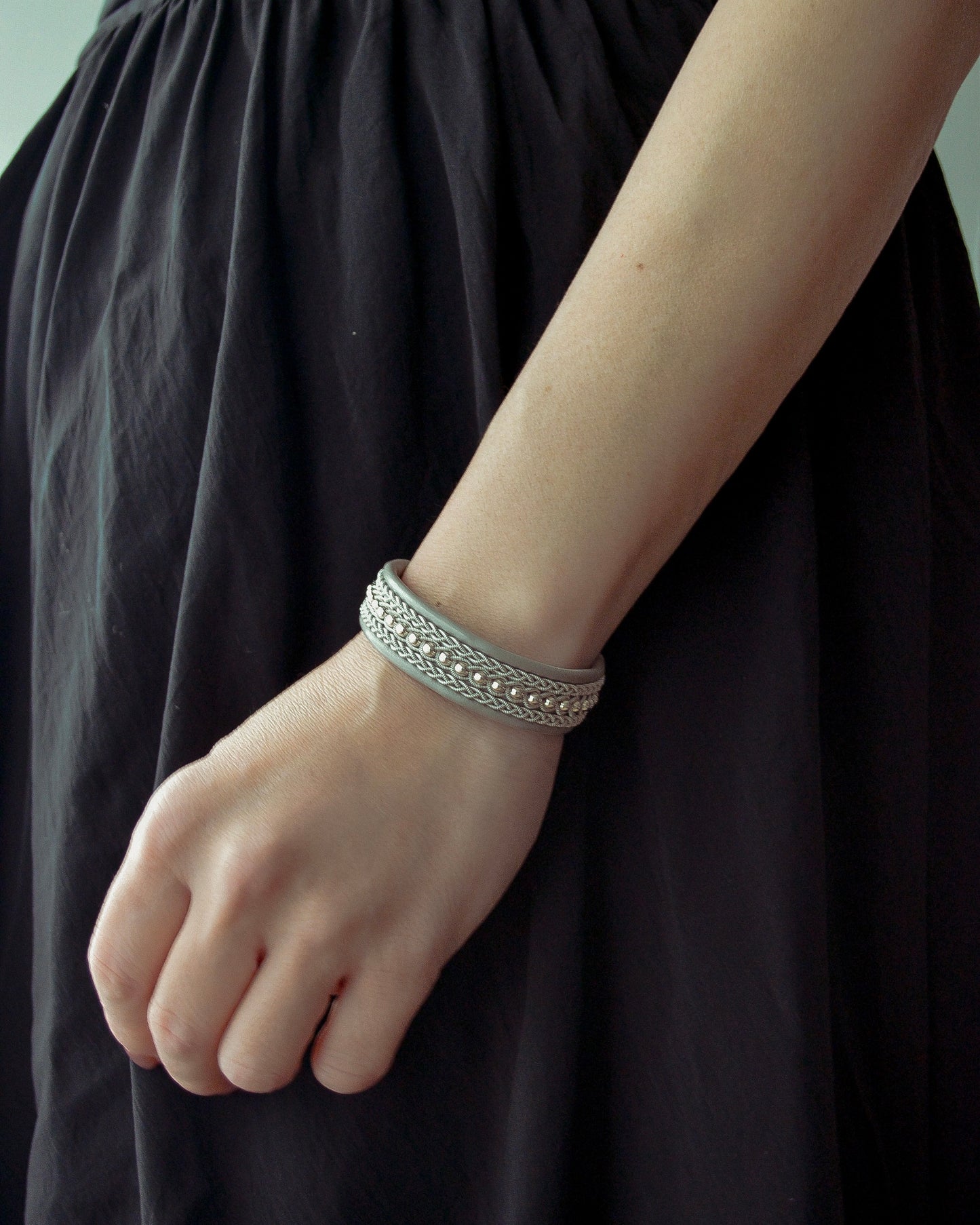 上品なシルバーラインのミドルブレス|受注制作