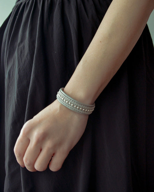 上品なシルバーラインのミドルブレス|受注制作