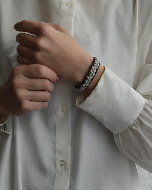 重厚で静かな光、ダークブラウンのブレスレット