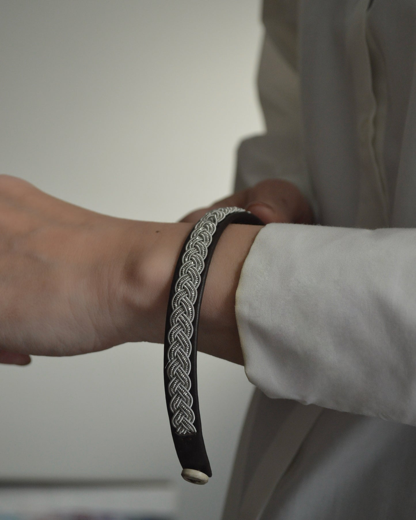 重厚で静かな光、ダークブラウンのブレスレット