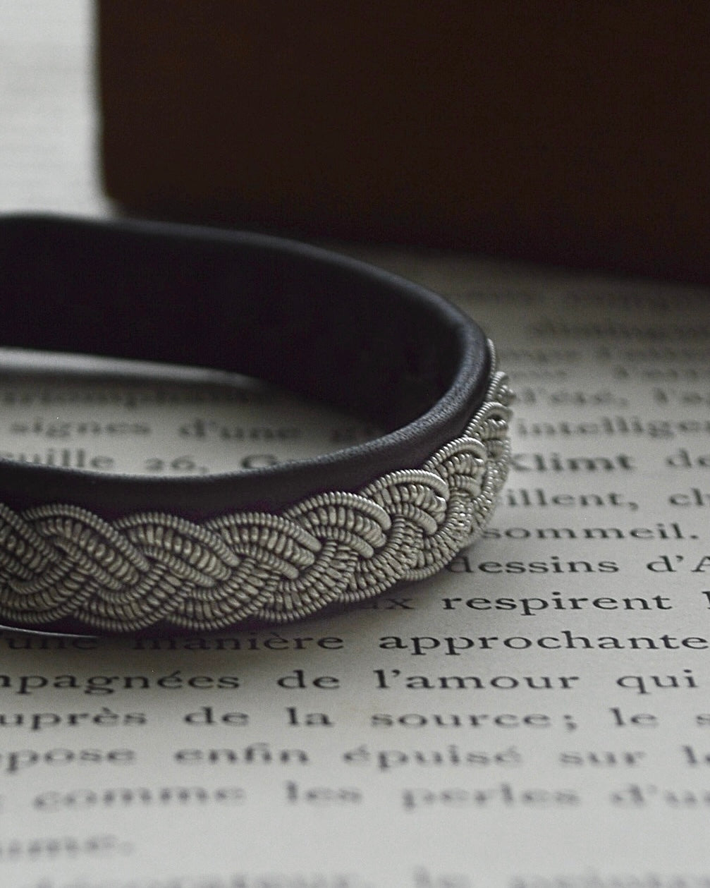 重厚で静かな光、ダークブラウンのブレスレット