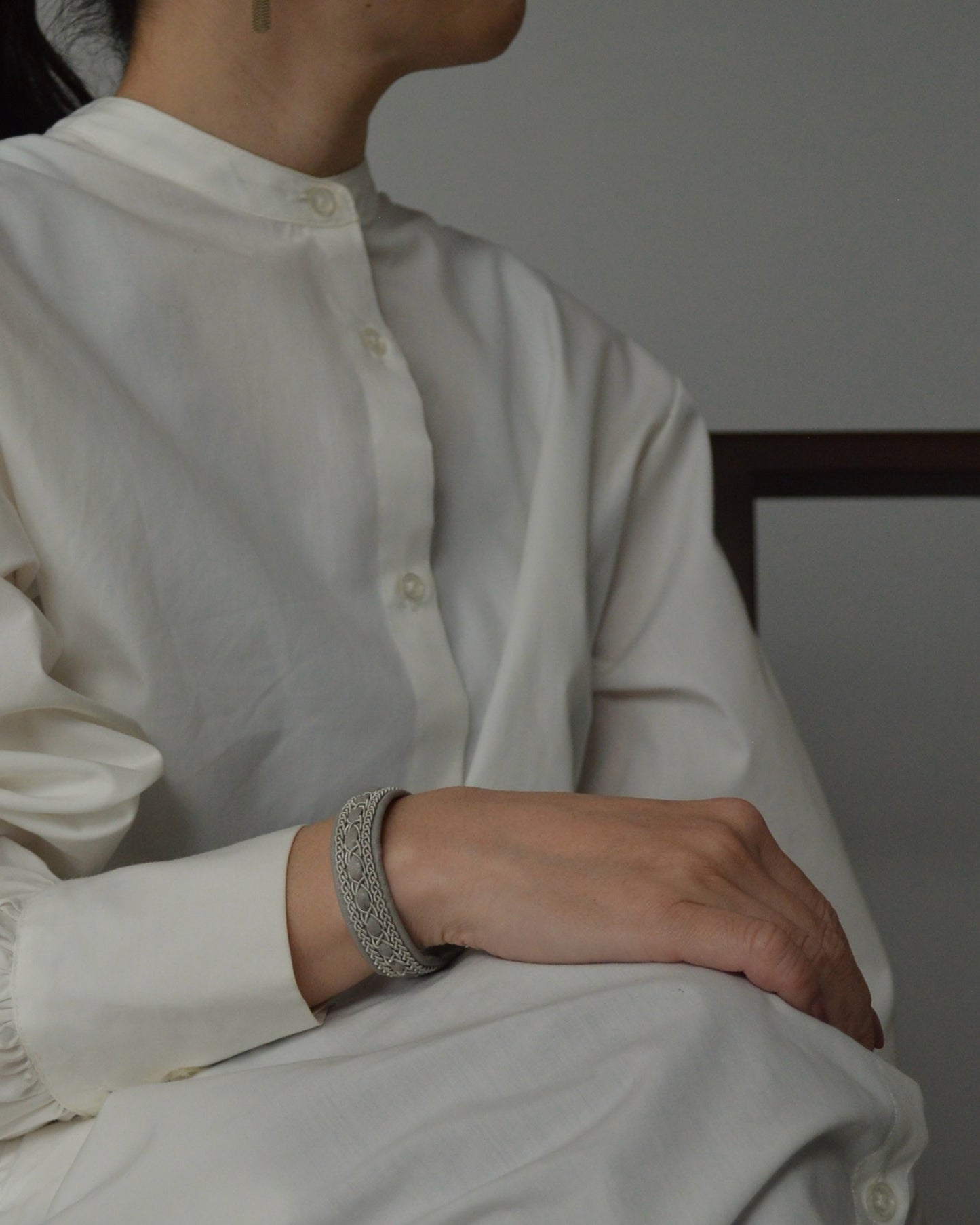 革の質感が際立つライトグレーのミドルブレス