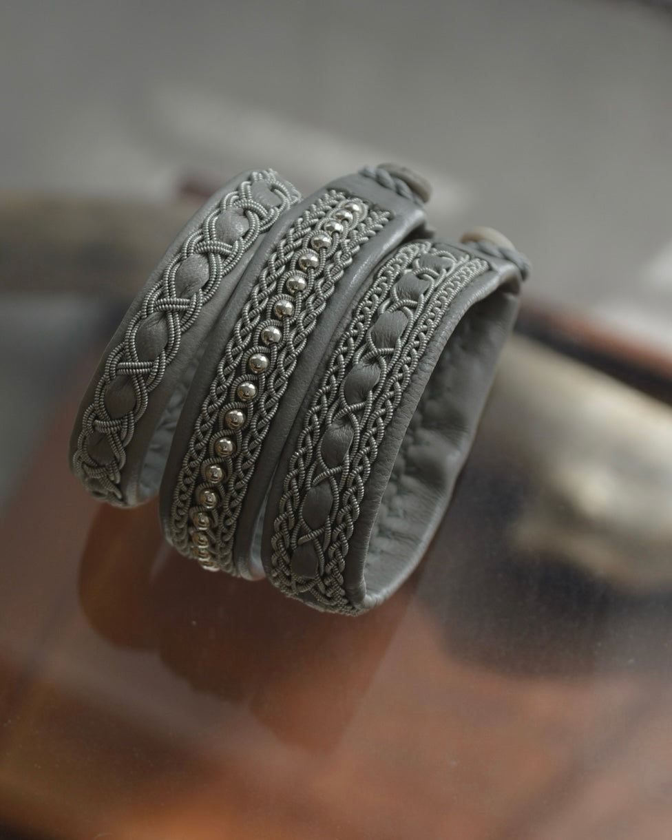 やさしくなじむライトグレーの細めブレス