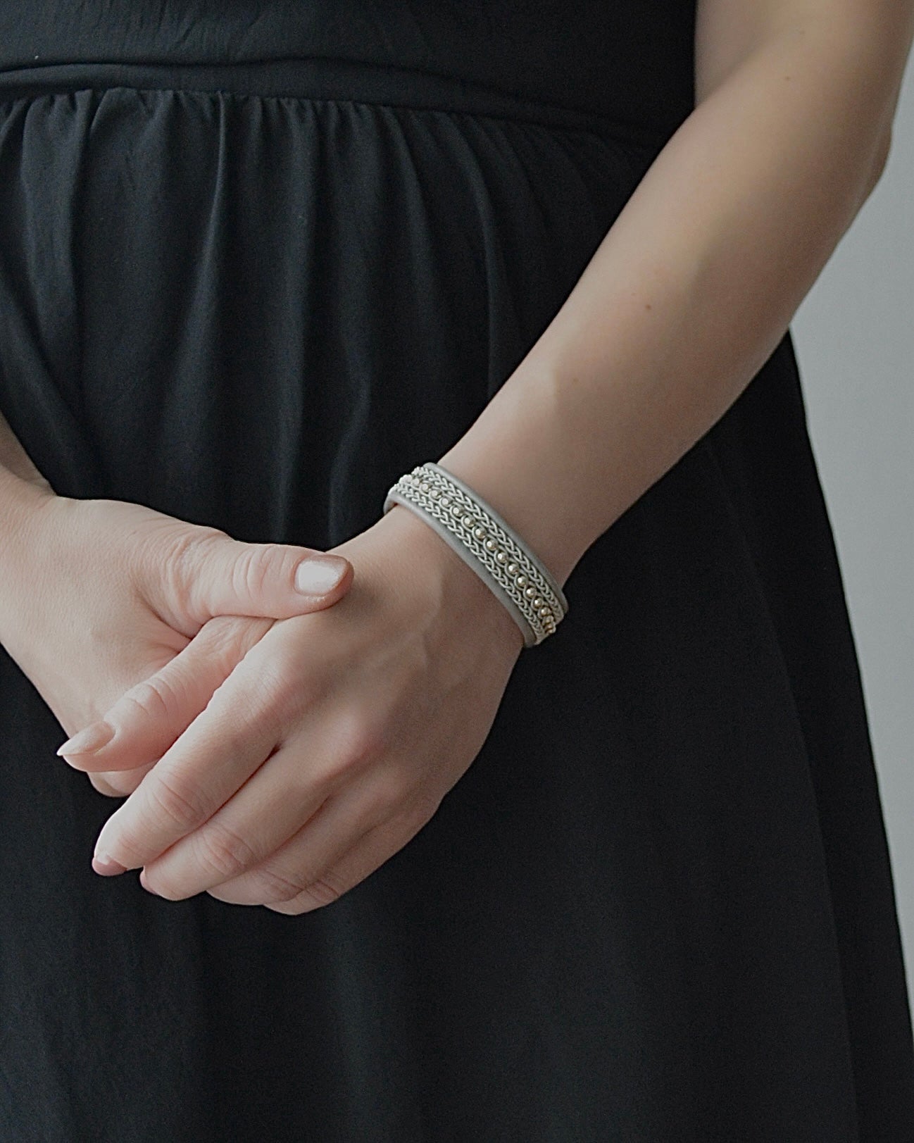 上品なシルバーラインのミドルブレス|受注制作