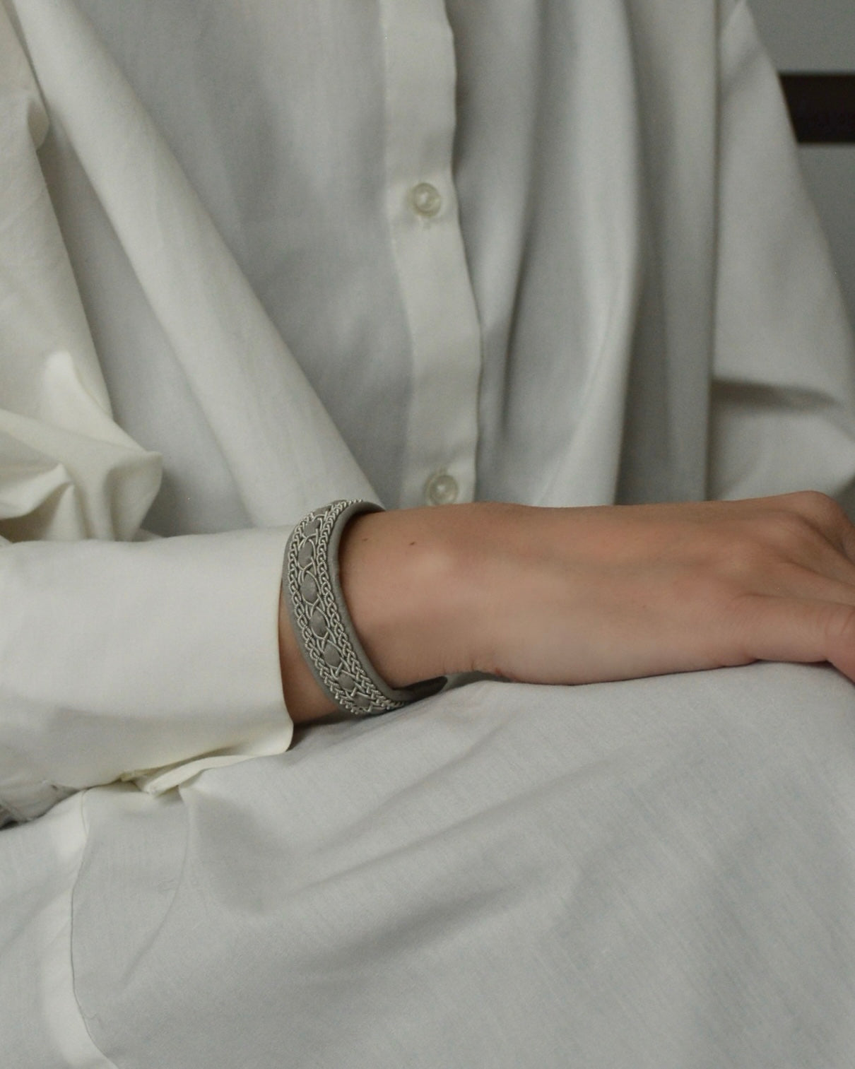 革の質感が際立つライトグレーのミドルブレス