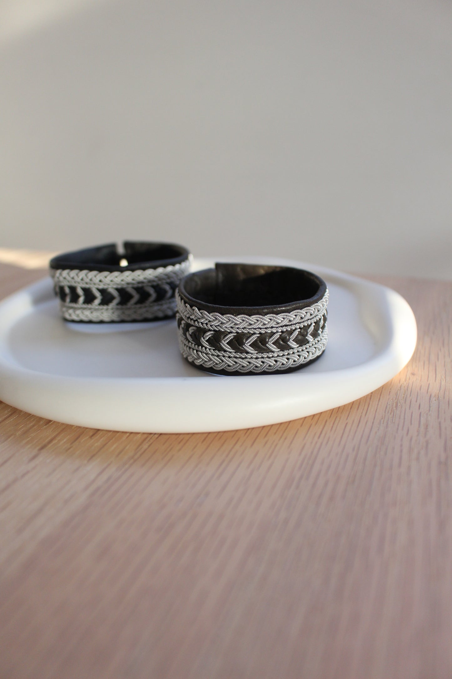 静かに映える、フォレストグリーンのワイドブレス|受注制作