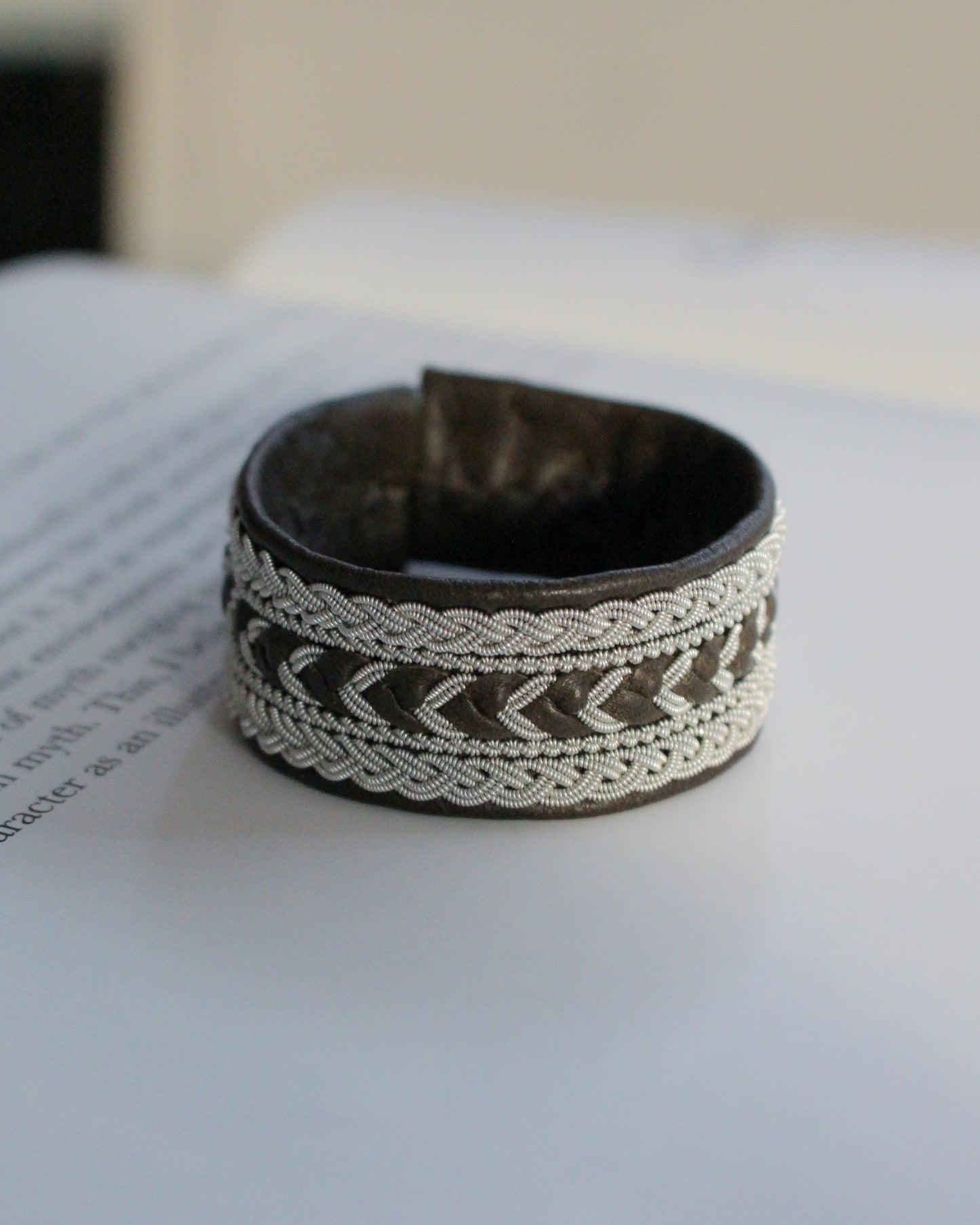 静かに映える、フォレストグリーンのワイドブレス|受注制作