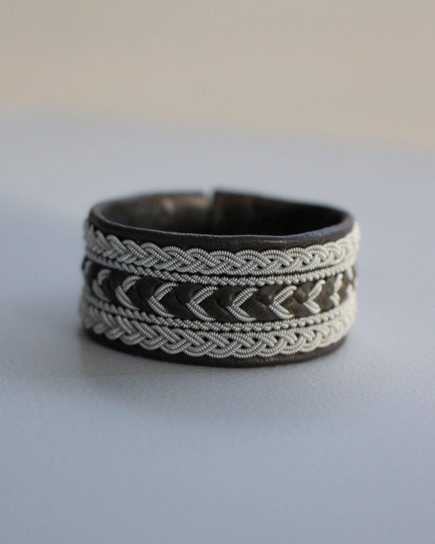 静かに映える、フォレストグリーンのワイドブレス|受注制作