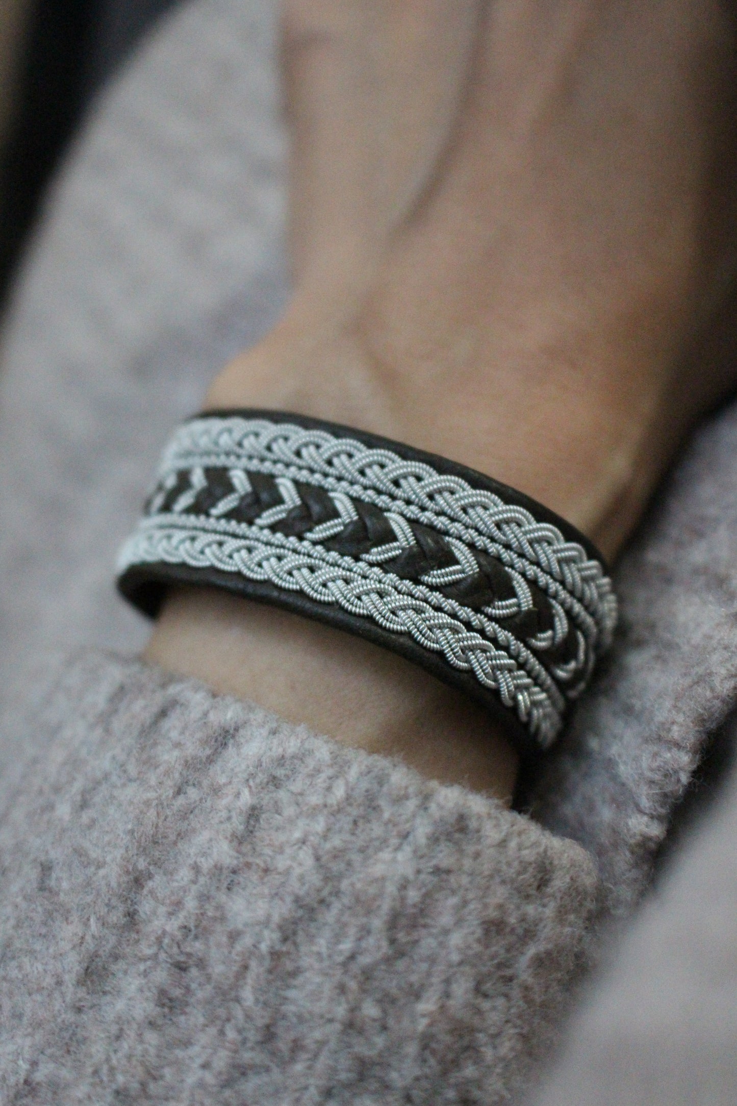 静かに映える、フォレストグリーンのワイドブレス|受注制作