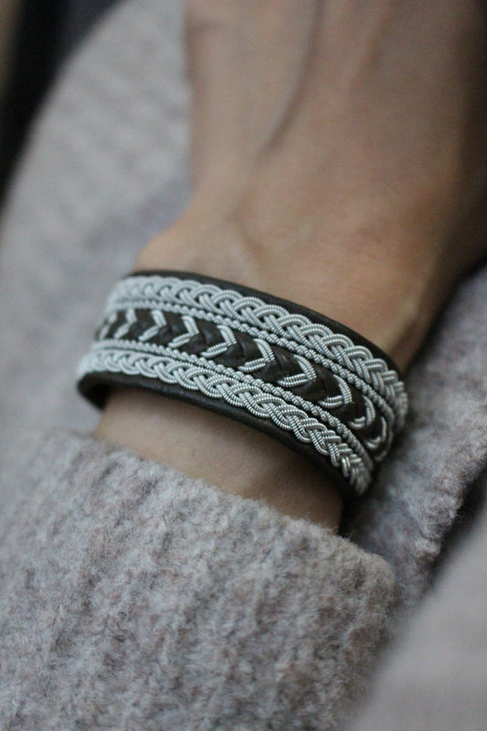 静かに映える、フォレストグリーンのワイドブレス|受注制作