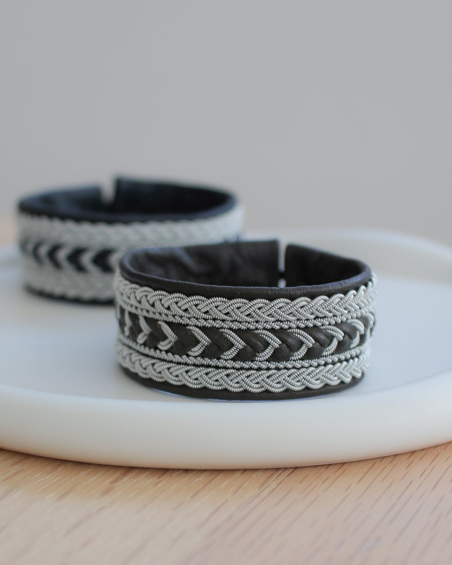 静かに映える、フォレストグリーンのワイドブレス|受注制作